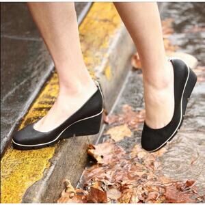 Betabrand Women's All Weather Leather Wedges Onyx Black Size 8.5 Arch Support